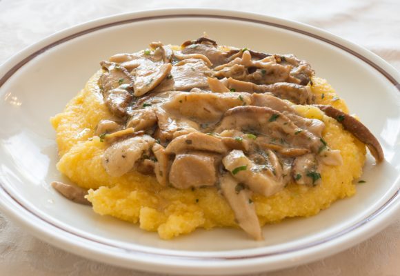 Polenta s tofujem in gobami