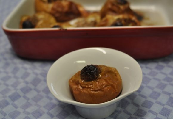 Pečena jabolka z orehovim nadevom