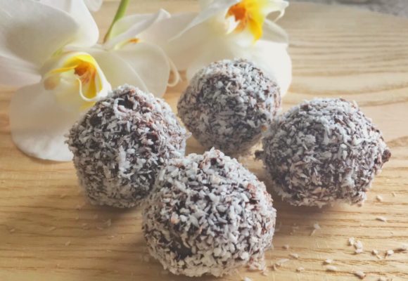 Presne kroglice z dateljni in kokosom